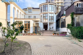 Дом 450 м² на участке 7 сот.
